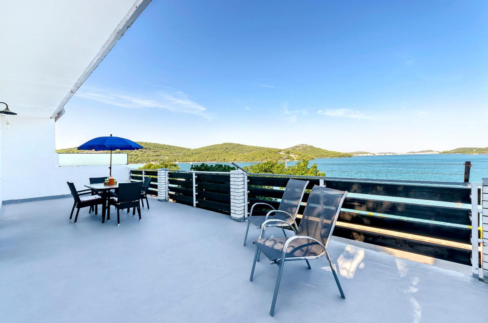Apartment Branka Тисно Екстериор снимка